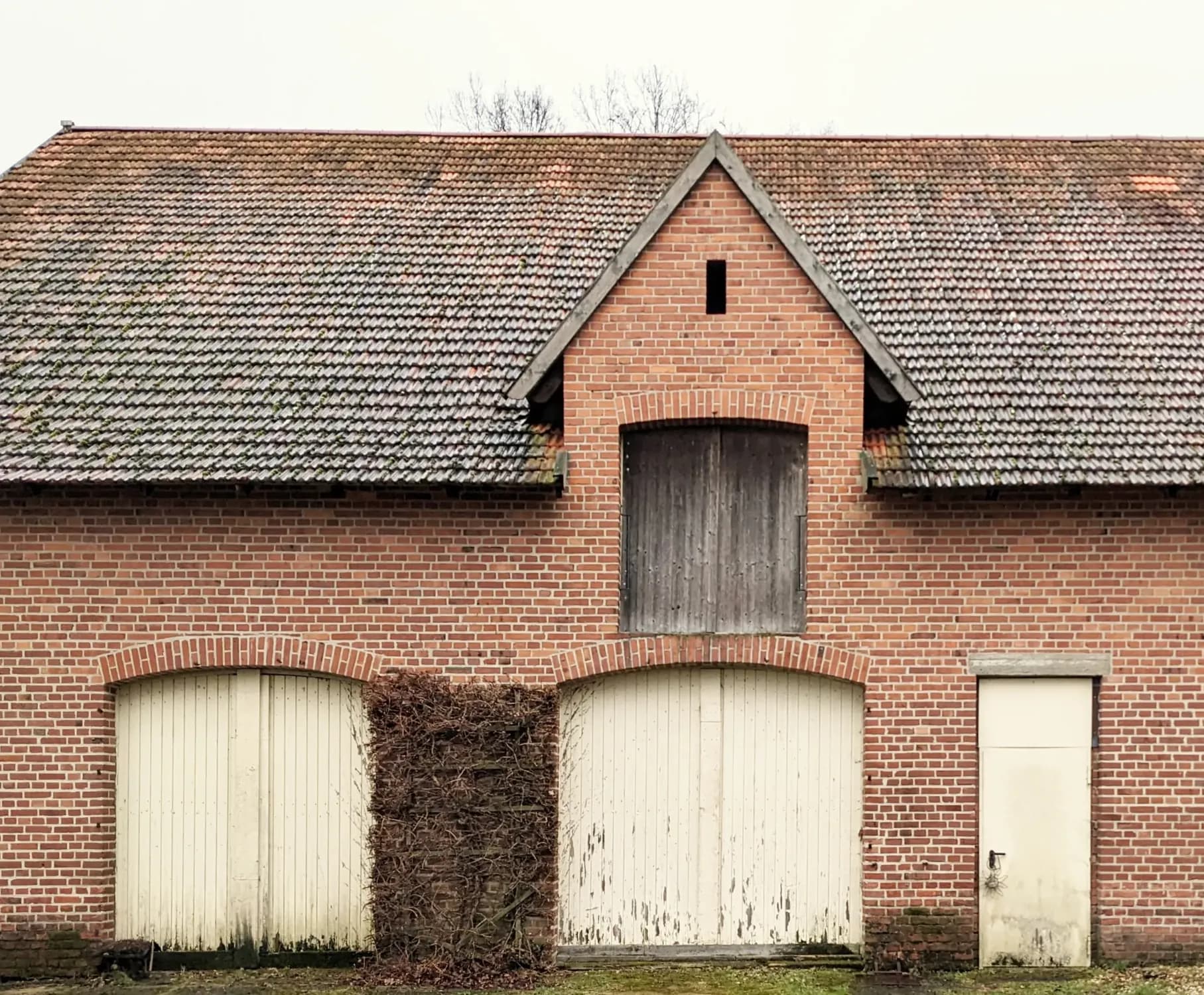 Umbau alte Scheune – Hofseite – vorher